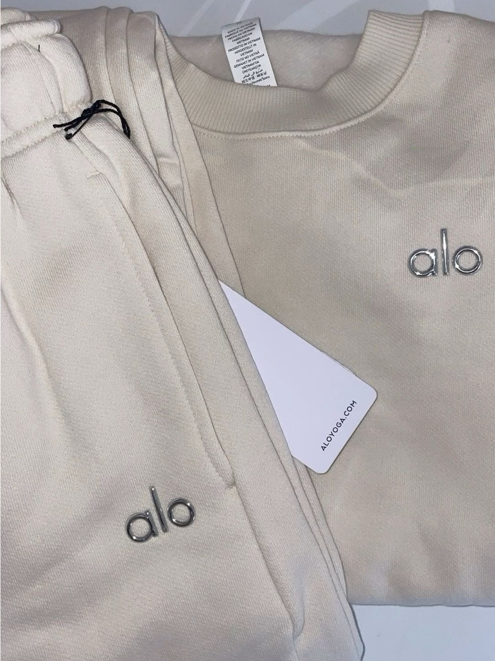 ALO Yoga Women's Cream long sleeve & Jogger Set